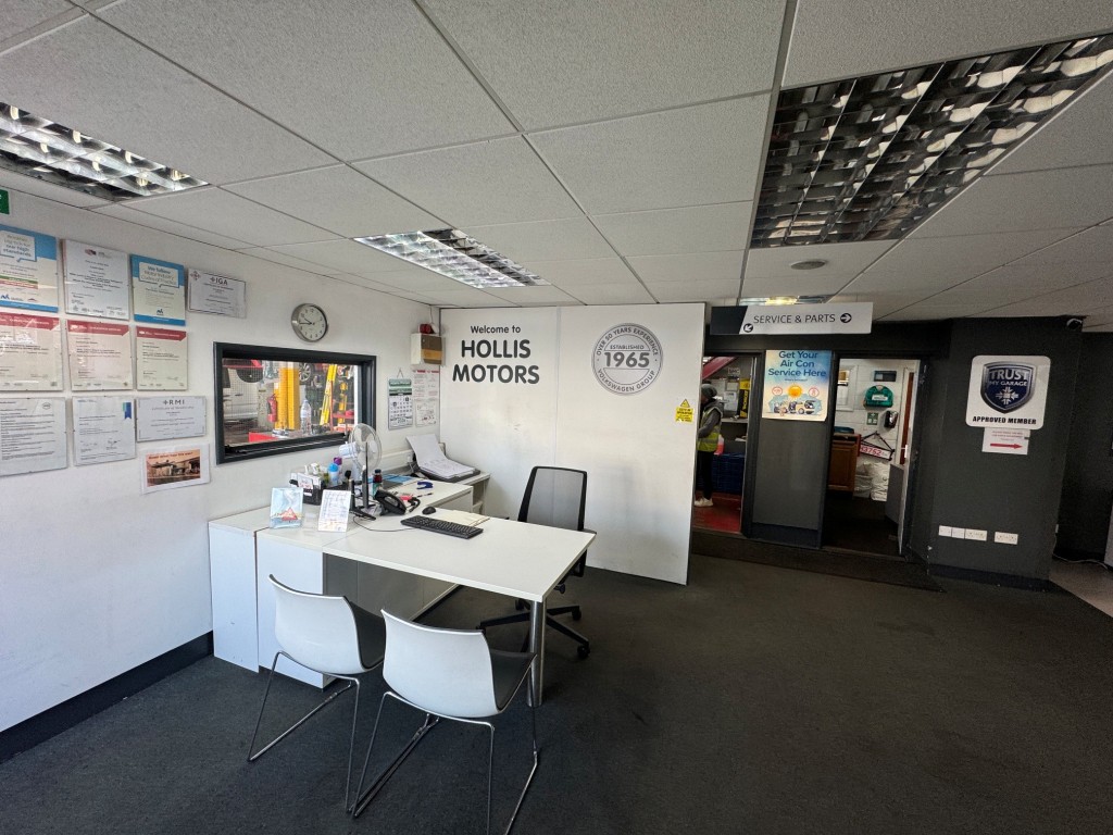 Lot: 82 - FREEHOLD CAR SALES SITE, SHOWROOM & WORKSHOP WITH REDEVELOPMENT POTENTIAL. - Showroom welcome area